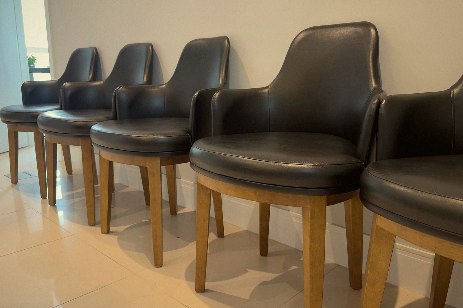 Recepção da Seele com poltronas de couro